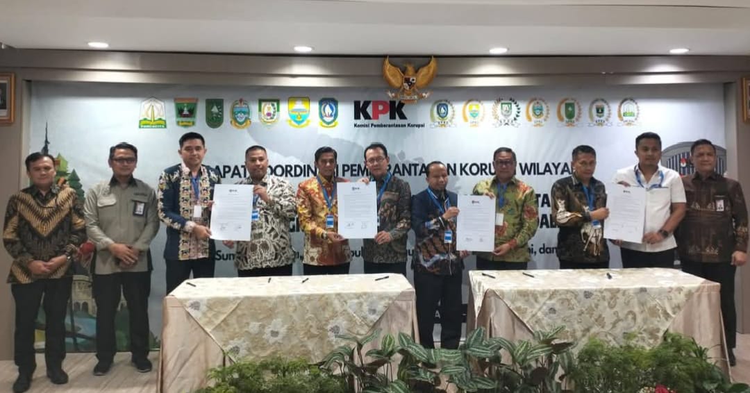 Usai penandatanganan komitmen bersama dengan KPK, Wako Hendri dan Pimpinan DPRD, Imbral poto bareng